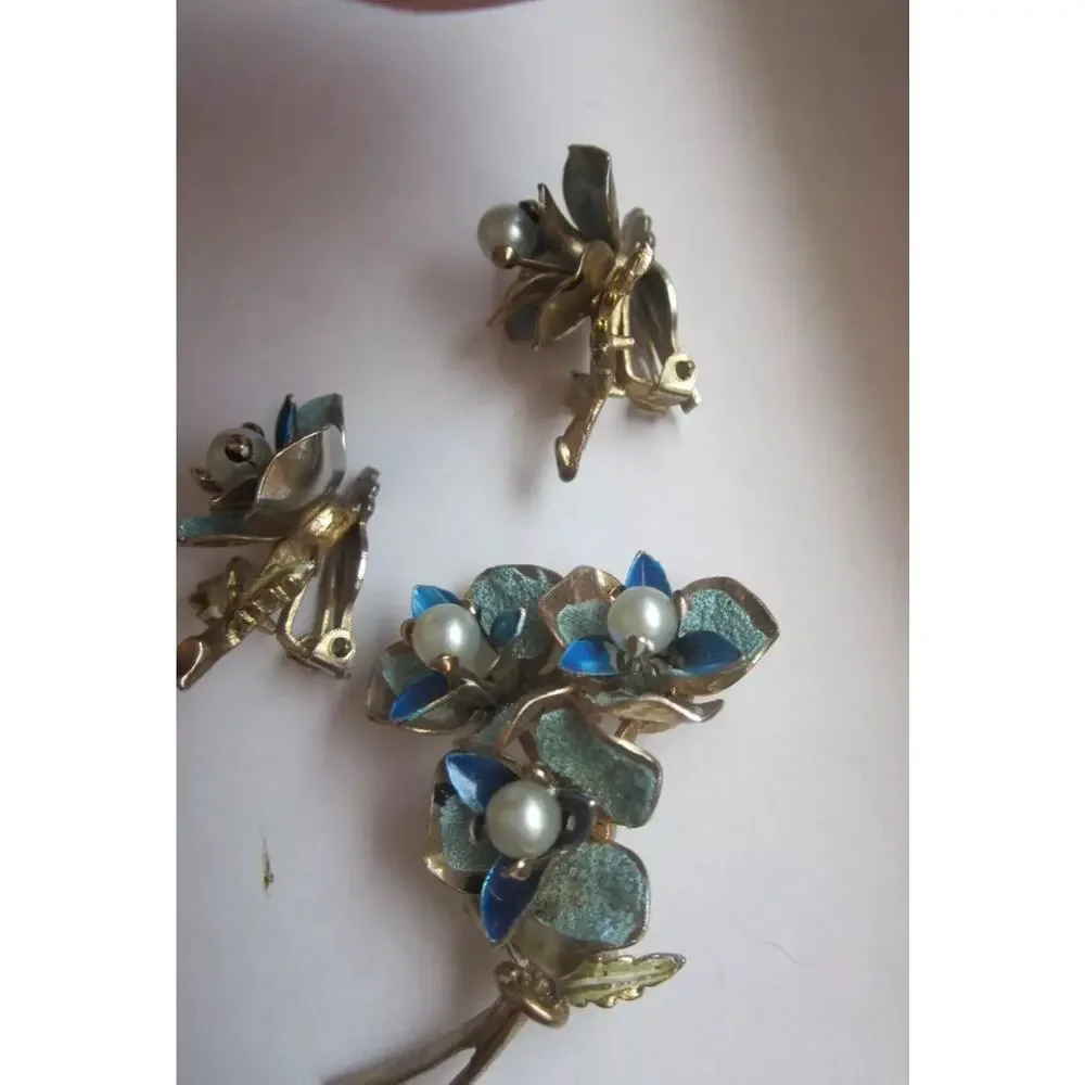Vintage 1950s Enamel Flower Bouquet Brooch Pin & EARRINGS Blue Pearl‎ Gold Tone